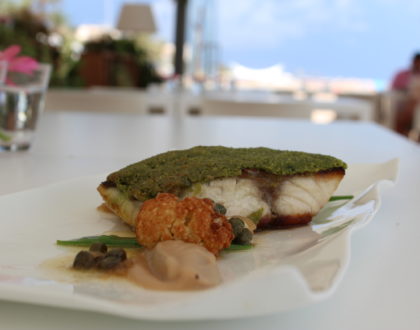 BACALLÀ CONFITAT AMB PIL-PIL DE CITRICS, CALDO DE FARIGOLA I BOLETS